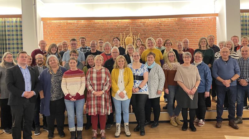 Kursdeltakerne og kirkelig administrasjon samlet til kurs i Narvik menighetshus.