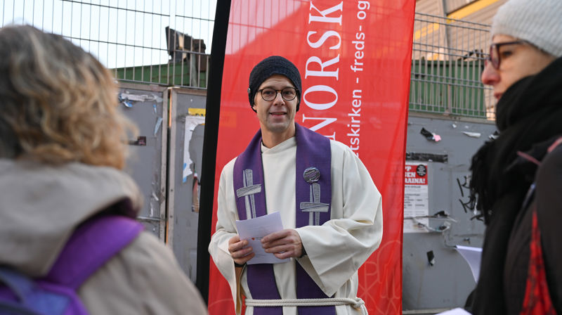 Bønn for fred utenfor Trefoldighetskirken hver torsdag