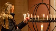 I kirker over hele landet vil det denne helgen bli tent lys for å minne de som er døde. Foto: Ole Henrik Kongsvik / Den norske kirke.