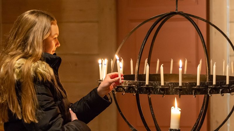 I kirker over hele landet vil det denne helgen bli tent lys for å minne de som er døde. Foto: Ole Henrik Kongsvik / Den norske kirke.
