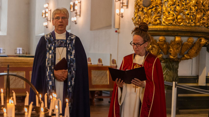 Mens folk tente lys ble salmen Fredens Gud sunget: Fredens Gud, la det regne, regne med fred i fra deg. Fredens Gud, fyll mitt hjerte, fyll det med kjærlighet og fred! (Norsk salmebok, nr 637)