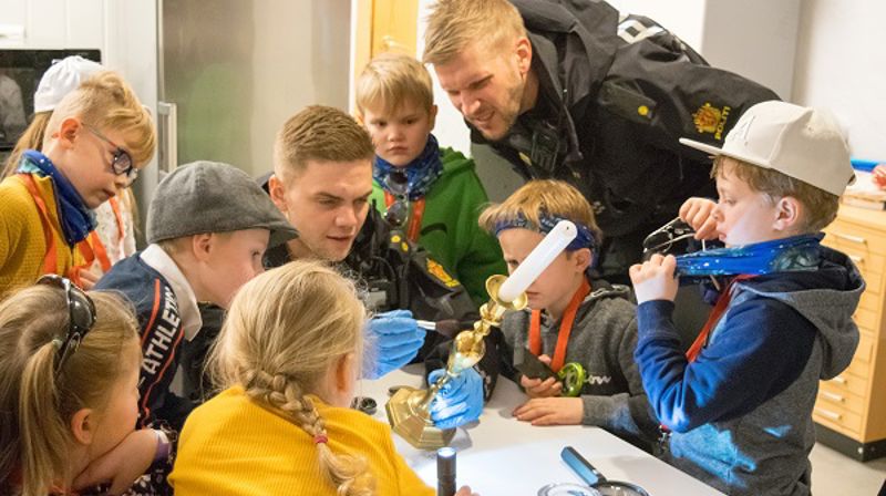 Foto: Tårnagentene får hjelp av politiet til å finne fingeravtrykk i en lysestake