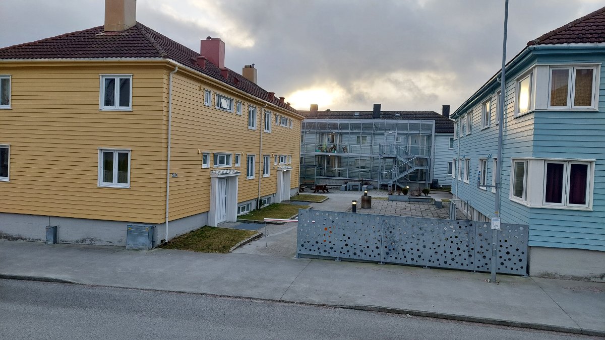 Bak denne fasaden i Politimester Bendixens gate 39 pulserer et levende fellesskap. Selv om det kanskje ikke ser ut som mye utenfra, strømmer det inn og ut folk her. Over 100 ulike mennesker stikker innom i løpet av en måned. Foto: Trygve Strand Joakimsen (Tidens Krav)