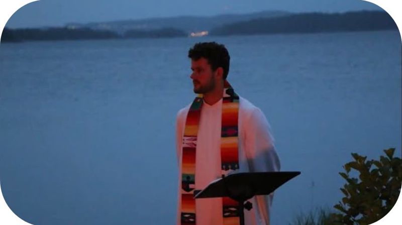 Bilde av Benjamin Isachsen foran sjø i alba