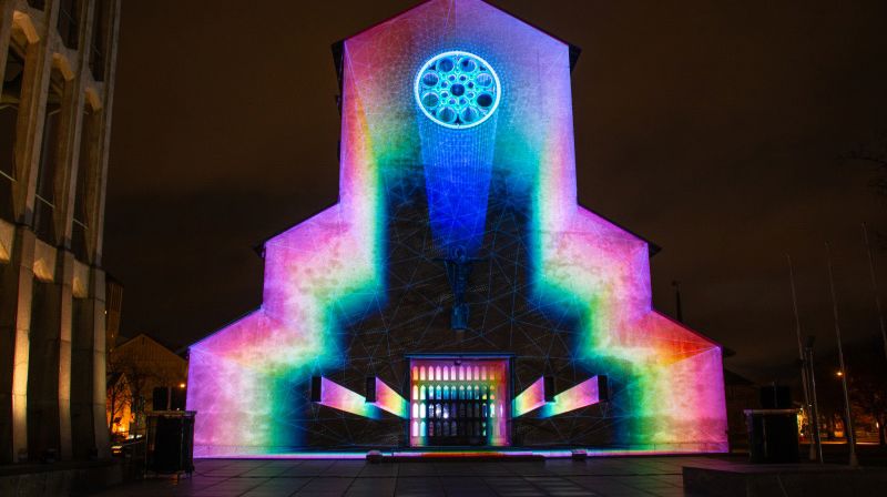 Thomas Jentoft/lyssatt gjennom kunstprosjektet «PATH/STI» – av kunstneren Anastasia Isachsen