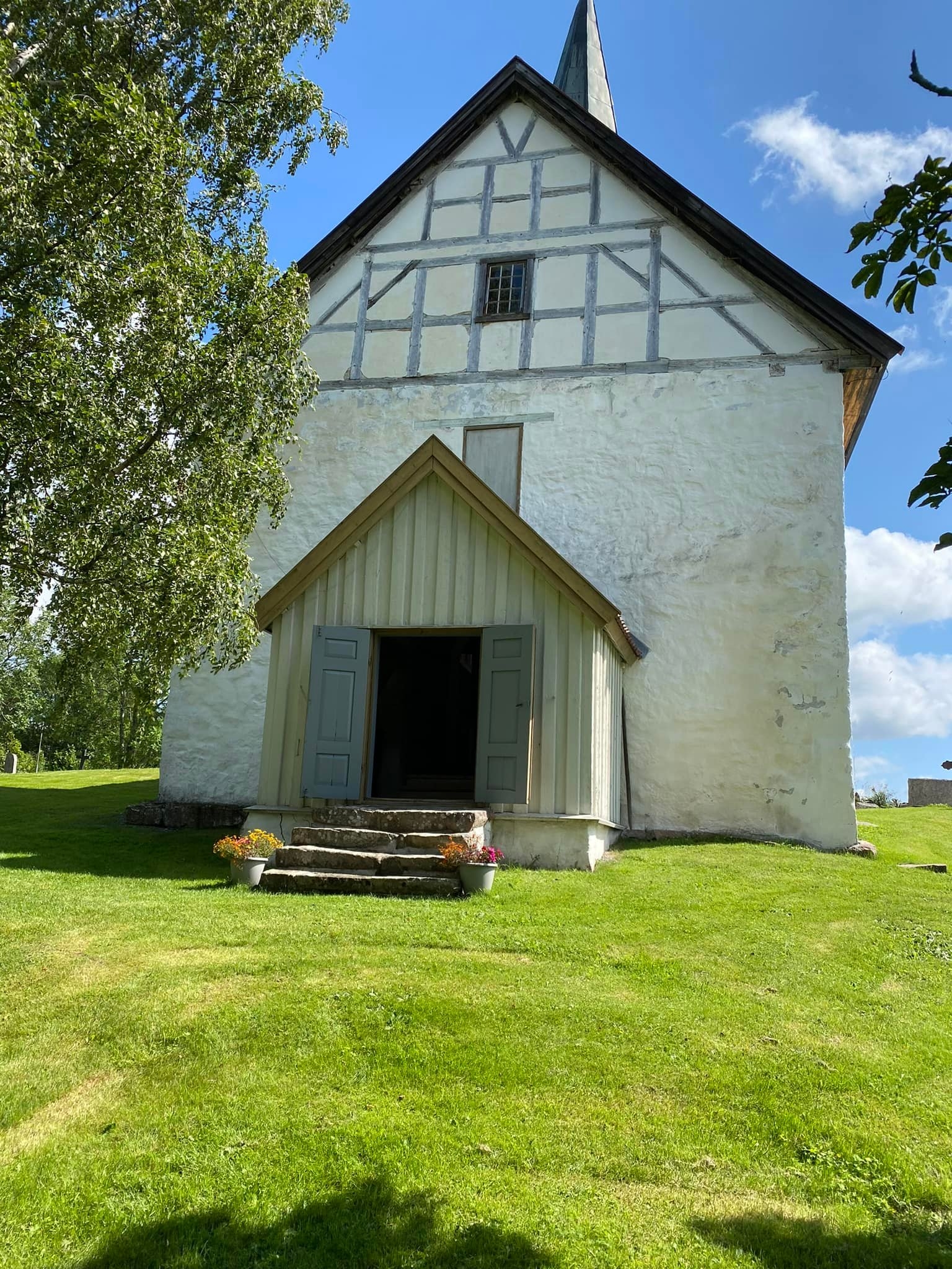 Guiding i Skoger gamle kirke