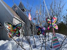 Påsketre ved Nordre Trysil kirke. Pynten er laget av elever ved Jordet skole.