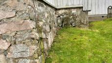 Bruddsteinsmuren under sakristiet i Gjerdrum kirke. Foto: Bent O. Bjørtomt