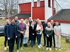 Biskopen og noen fra hans stab sammen med ansatte i Tjølling og Østre Halsen menigheter. Foto: Torill Landaasen