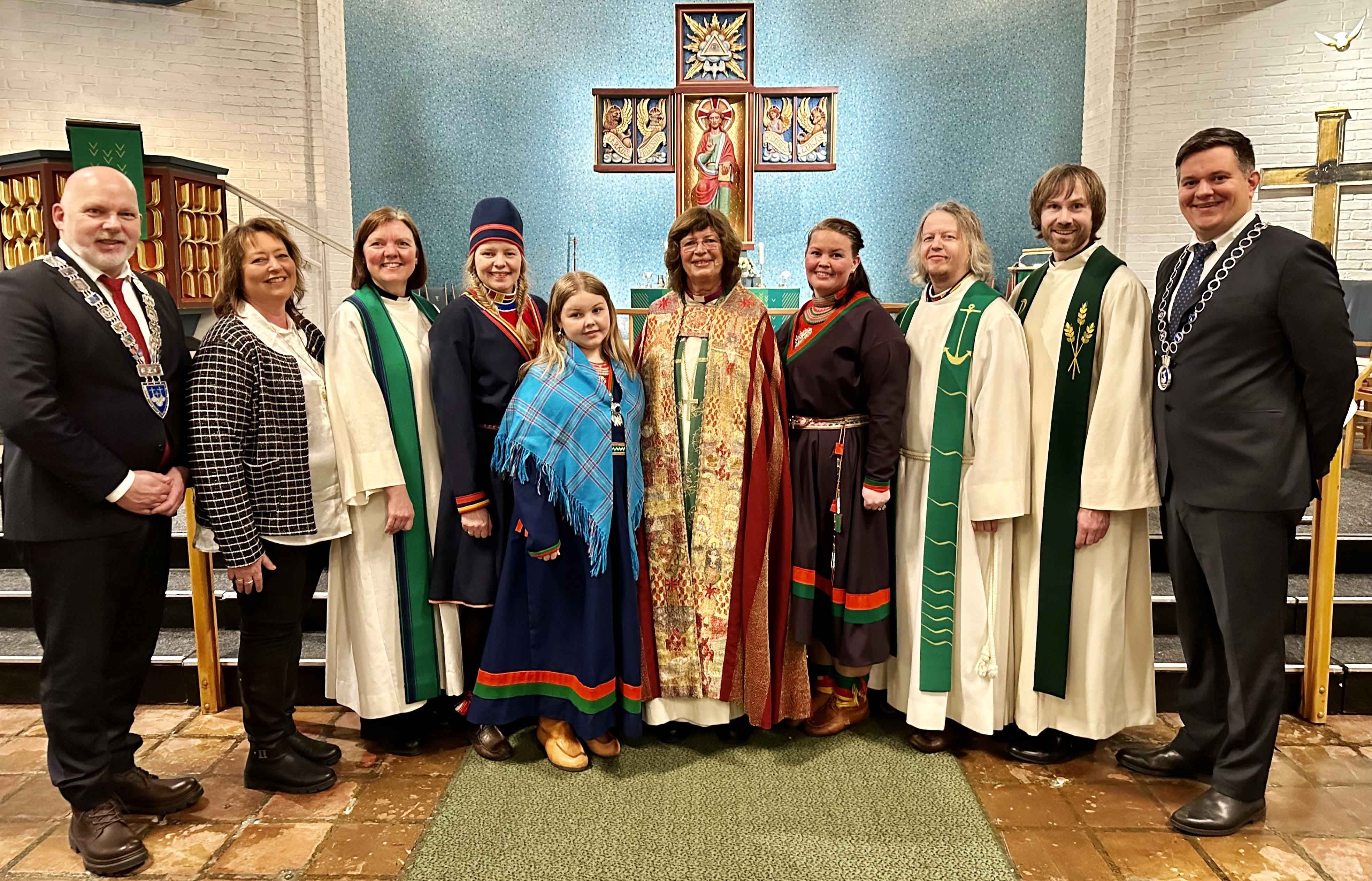 Sentrale deltakere i gudstjenesten, fra venstre: fylkesordfører Anders Rise, fylkesvaraordfører Anne Marie Fiksdal,  domprost Grethe Lystad Johnsen, leder for Møre og Romsdal sameforening Kirsti Guvsam, Wilhelmina Sofie Jønsson, biskop Ingeborg Midttømme, leder av Samisk kirkeråd May Bente Anita Jønsson, prost Sindre Stabell Kulø, sokneprest Ståle Johan Aklestad og ordfører Trygve Grydeland i Molde. Foto: Ole Syltebø