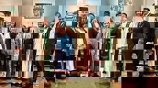 Sentrale deltakere i gudstjenesten, fra venstre: fylkesordfører Anders Rise, fylkesvaraordfører Anne Marie Fiksdal, domprost Grethe Lystad Johnsen, leder for Møre og Romsdal sameforening Kirsti Guvsam, Wilhelmina Sofie Jønsson, biskop Ingeborg Midttømme, leder av Samisk kirkeråd May Bente Anita Jønsson, prost Sindre Stabell Kulø, sokneprest Ståle Johan Aklestad og ordfører Trygve Grydeland i Molde. Foto: Ole Syltebø