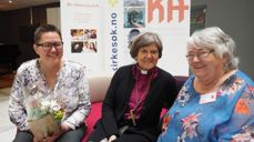 Biskop Helga Haugland Byfuglien flankert av systemutvikler Kjersti Kambestad (t.v.) og fotograf Torild Granhaug var med på markeringen av at kirkesøk.no har fått nytt design og bedre mobiltilpassing. Granhaug har reist landet rundt og levert nesten 60.000 bilder til kirkesøk.no. Foto: KA