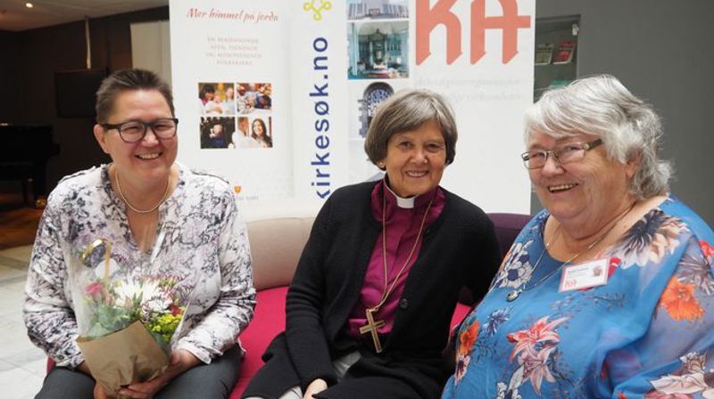 Biskop Helga Haugland Byfuglien flankert av systemutvikler Kjersti Kambestad (t.v.) og fotograf Torild Granhaug var med på markeringen av at kirkesøk.no har fått nytt design og bedre mobiltilpassing. Granhaug har reist landet rundt og levert nesten 60.000 bilder til kirkesøk.no. Foto: KA