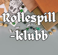 Bilde av et bord med et kart over en dungeon, med notater og spor gitt av spilleder. Det ligger masse terninger på bordet i forskjellige farger og i forskjellige størrelser fra 4-sidede opp til 20-sidede. Det står "Rollespillklubb for 13-16 åringer i Lovisenberg menighetshus. Vil du være spilleder? Ta kontakt med Kristian på e-post ka889@kirken.no eller dropp innom klubben.