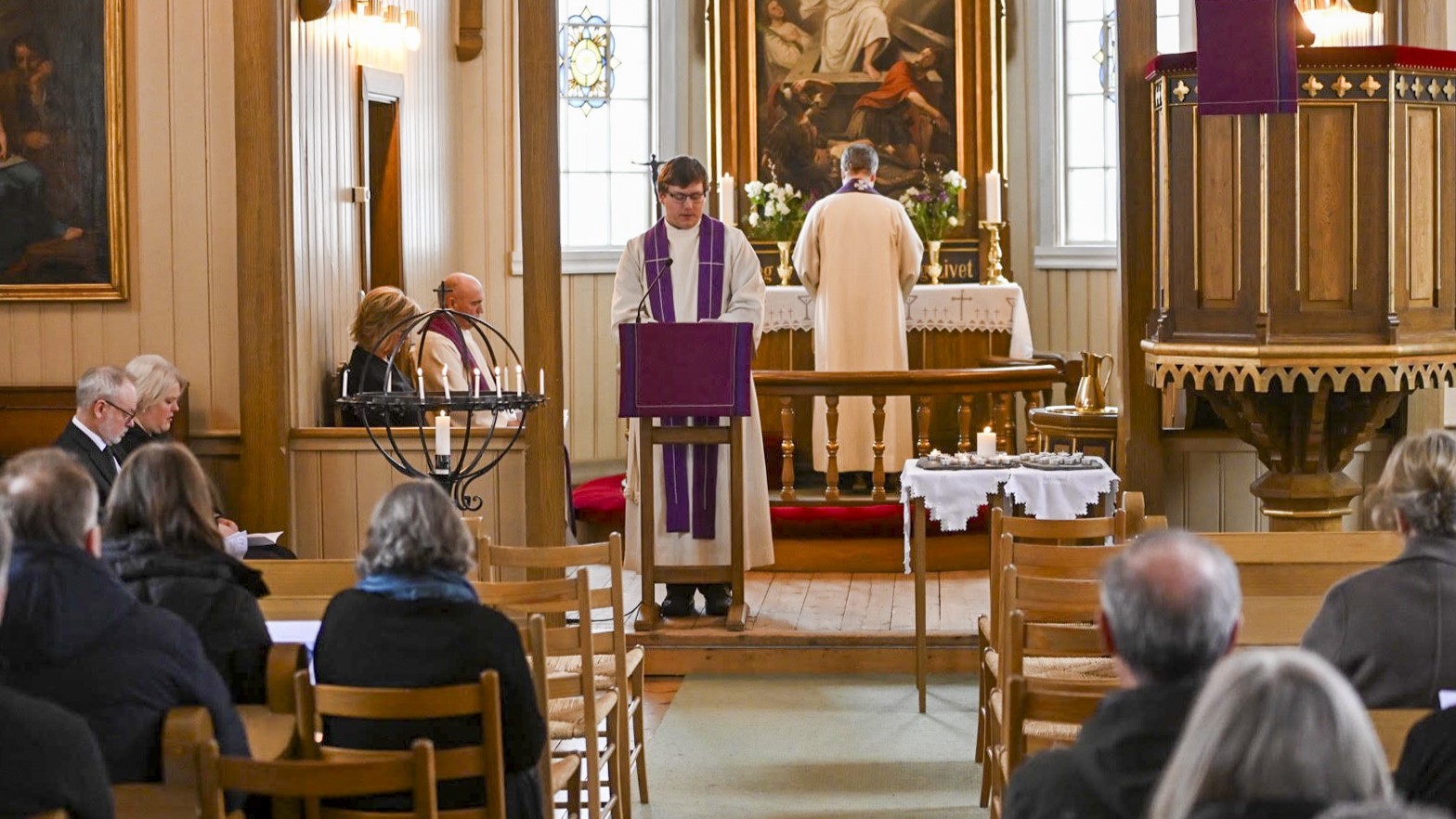 Prostiprest Ole-Jonny Kleveland Lomme åpnet sørgegudstjenesten i en fullsatt Torpo kirke i dag. Foto: Tor Folgerø/Hallingdølen / NTB