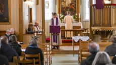 Prostiprest Ole-Jonny Kleveland Lomme åpnet sørgegudstjenesten i en fullsatt Torpo kirke i dag. Foto: Tor Folgerø/Hallingdølen / NTB