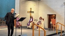 Lars Saabye Christensen leste egne tekster under litteraturgudstjenesten i Molde domkirke