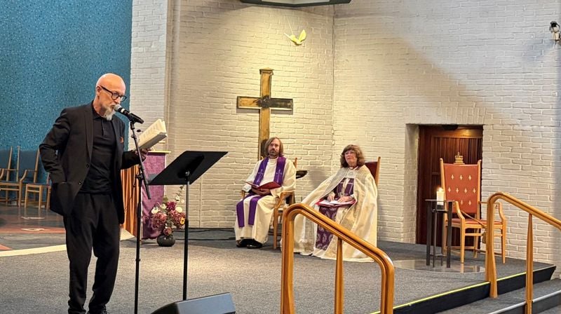 Lars Saabye Christensen leste egne tekster under litteraturgudstjenesten i Molde domkirke