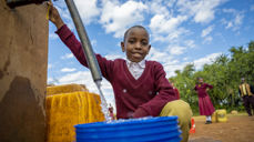 Shedrack Gaspa Urasa er 9 år og bor i en landsby som heter Goje. Etter at landsbyen han bor i fikk vann, har moren hans fått mulighet til å begynne å studere. Foto: Kirkens Nødhjelp