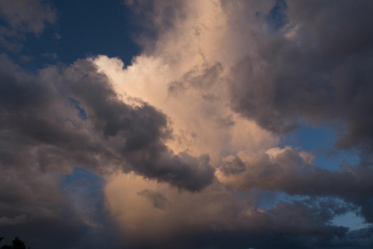 Skyer på blå himmel