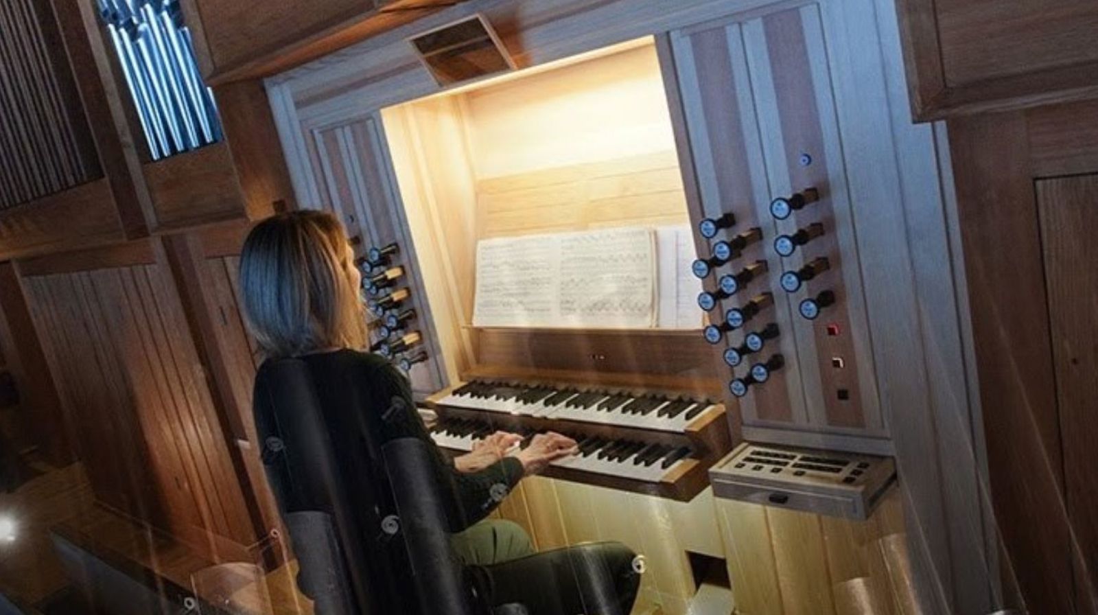 Kantor Marilyn ved orgelet