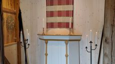 Bilde av interiøret i det stille rommet i Narjordet klokketårn under den offisielle åpningen i 2017. Det stille rommet i klokketårnet er åpent hele sommeren. Åpningstider for kirkene står nedenfor.