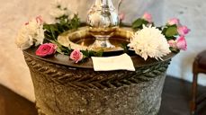 Døpefonten i Gamle Glemmen kirke er 800 år gammel i 2025 og er fortsatt i aktiv bruk.