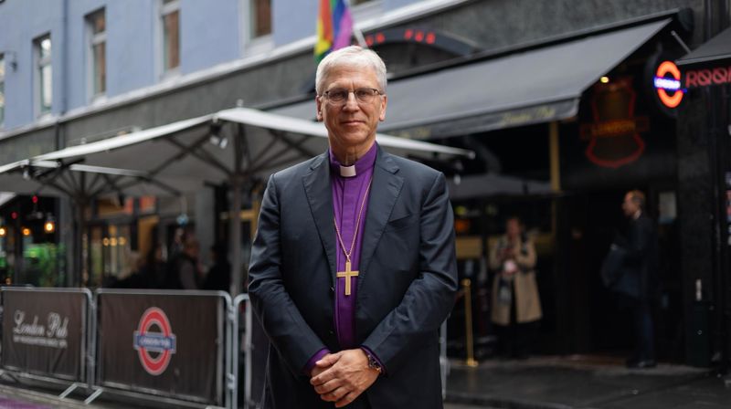 Preses Olav Fykse Tveit utenfor London Pub i Oslo. Foto: Den norske kirke