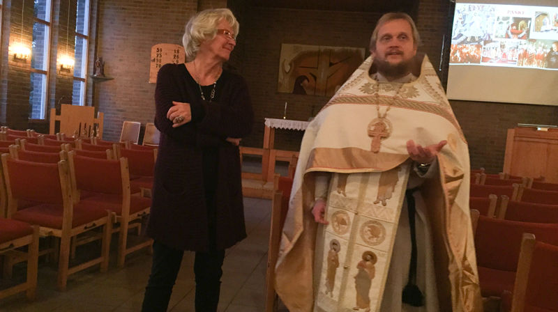 Fader Aleksandr sammen med lederen for torsdagskaféen i Berg, Solfrid Skoglund.