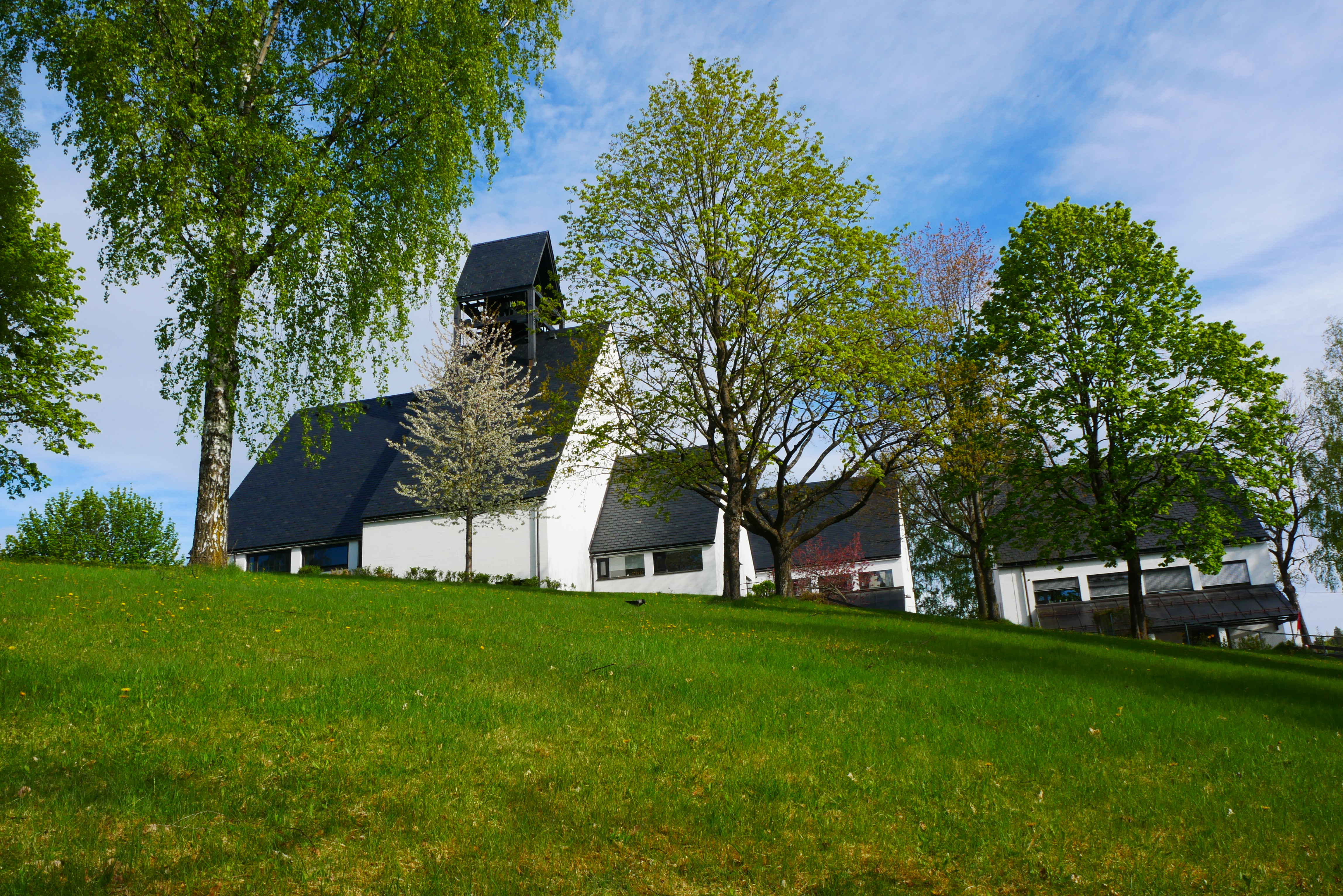 Forsommerdag ved Holmen kirke. Foto: Norunn Edvardsen