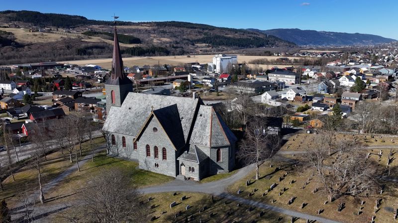 Orkdal kirke i Trøndelag er staden for påskegudstenestene på NRK i år. Foto: NRK.