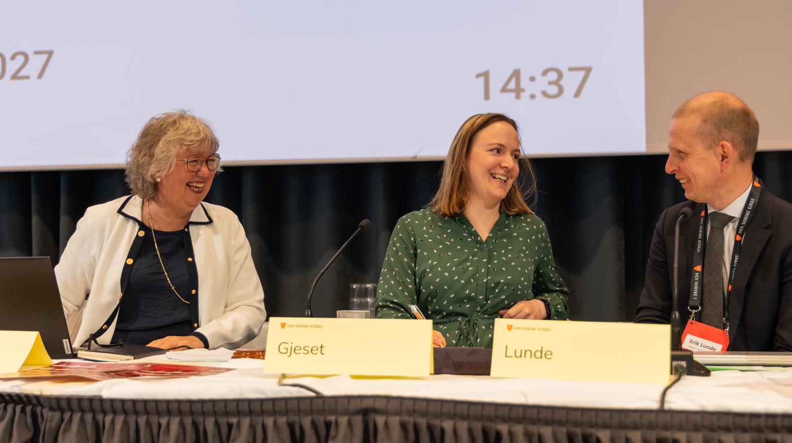 Dirigentskapet under Kirkemøtet 2025 er Lill Tone Grahl-Jacobsen, Agnes Sofie Gjeset og Erik Lunde. Foto: Den norske kirke