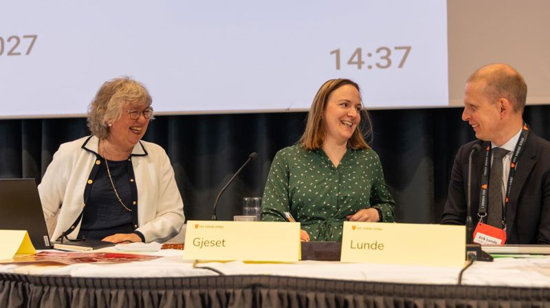 Dirigentskapet under Kirkemøtet 2025 er Lill Tone Grahl-Jacobsen, Agnes Sofie Gjeset og Erik Lunde. Foto: Den norske kirke