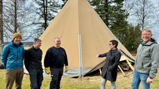 Fra venstre Terje Løvstad, Svein Erik Dokken og Roar Mork fra dugnadsgjengen, og menighetsrådsleder Jane H. Aambakk og sokneprest Jakob Furuseth