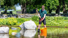 Sommerhjelp på Havstein kirkegård. Foto: Kjetil Aa.