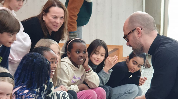 Besøk i kirken gir opplevelser og nære møter med tro. Foto: Vardåsen kirke