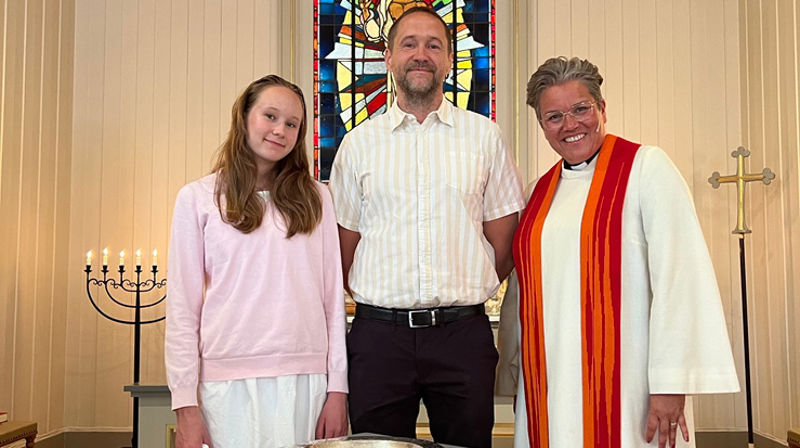 Linnéa og Anders Eriksson er blant de åtte som vart døypt i Slemmestad kirke.