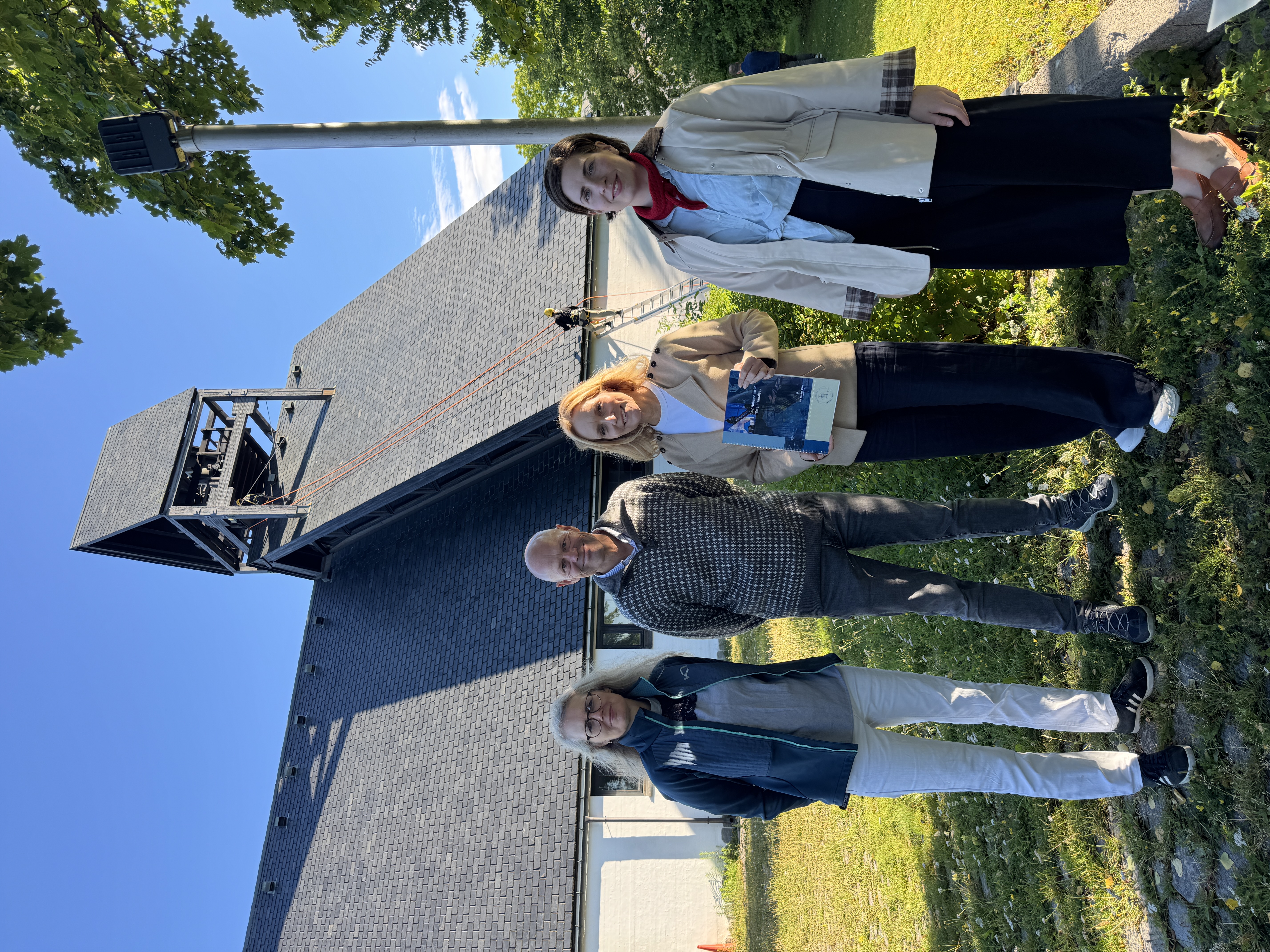 Befaring med Riksantikvaren i Holmen kirke. Fra venstre daglig leder i Holmen Solveig Elin Bru Olsen, kirkesjef John Grimsby, riksantikvar Hanna Geiran og kirkelig fellesråds rådgiver Marthe Fjøse (Foto: Asker kirkelige fellesråd)