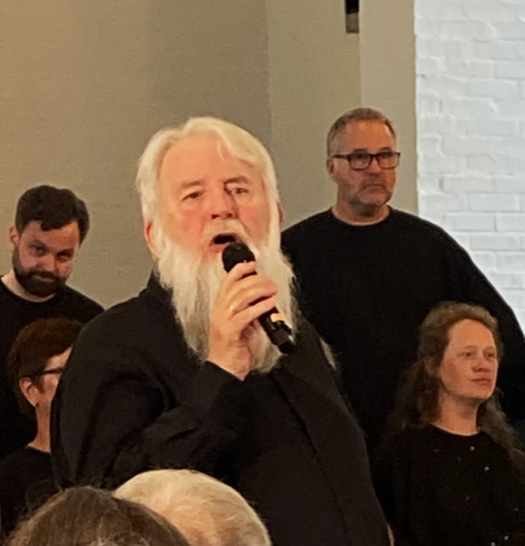 Korkonsert med 100 sangere.