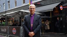 Preses Olav Fykse Tveit utenfor London Pub i Oslo. Foto: Den norske kirke