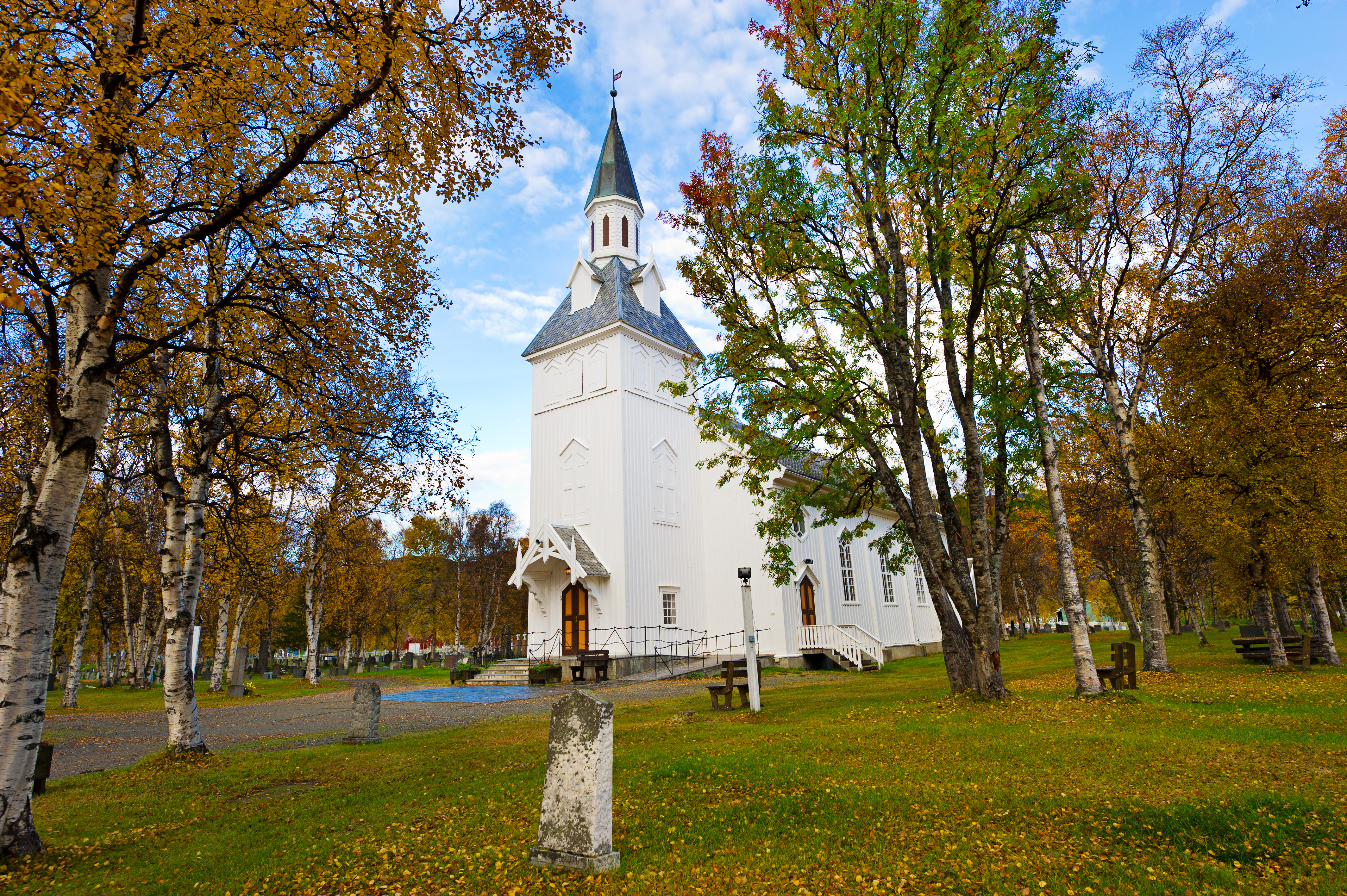 Kirken gir en meningsfull og trygg ramme for avskjeden. Foto: Nordreisa kirke. Ørjan Bertelsen