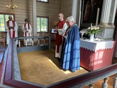 Sokneprest Robert Høstland og biskop emerita Ann-Helen Fjeldstad Jusnes under ordinasjonen i Lurøy kirke.