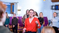 Illustrasjonsbilde: Leirsjef Hedvig Halgunset i Holmen menighet i Asker i aksjon under en konfirmantfestival. Årets leirer anbefales avlyst. Foto: Bo Mathisen