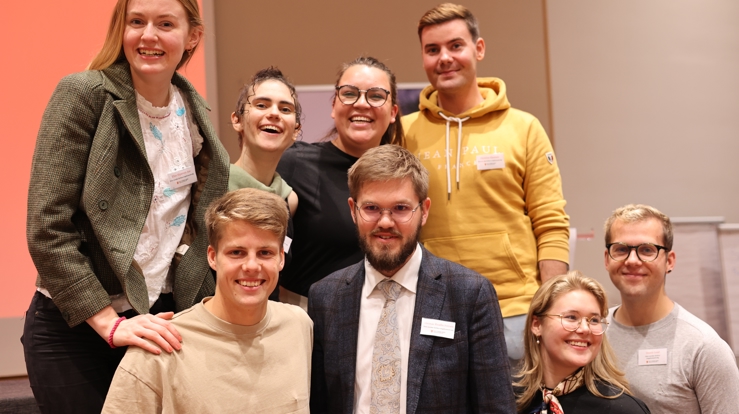 Hele Den norske kirkes ungdomsutvalg (DnkU). DnkU skal være Den norske kirkes rådgivende organ i saker som angår unges situasjon i kirke og samfunn, både nasjonalt og internasjonalt samt bistå ved forberedelser og gjennomføring av Ungdommens kirkemøte