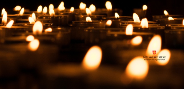 Bilde av levende lys i et mørkt rom