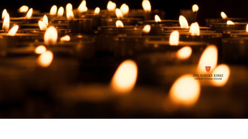 Bilde av levende lys i et mørkt rom