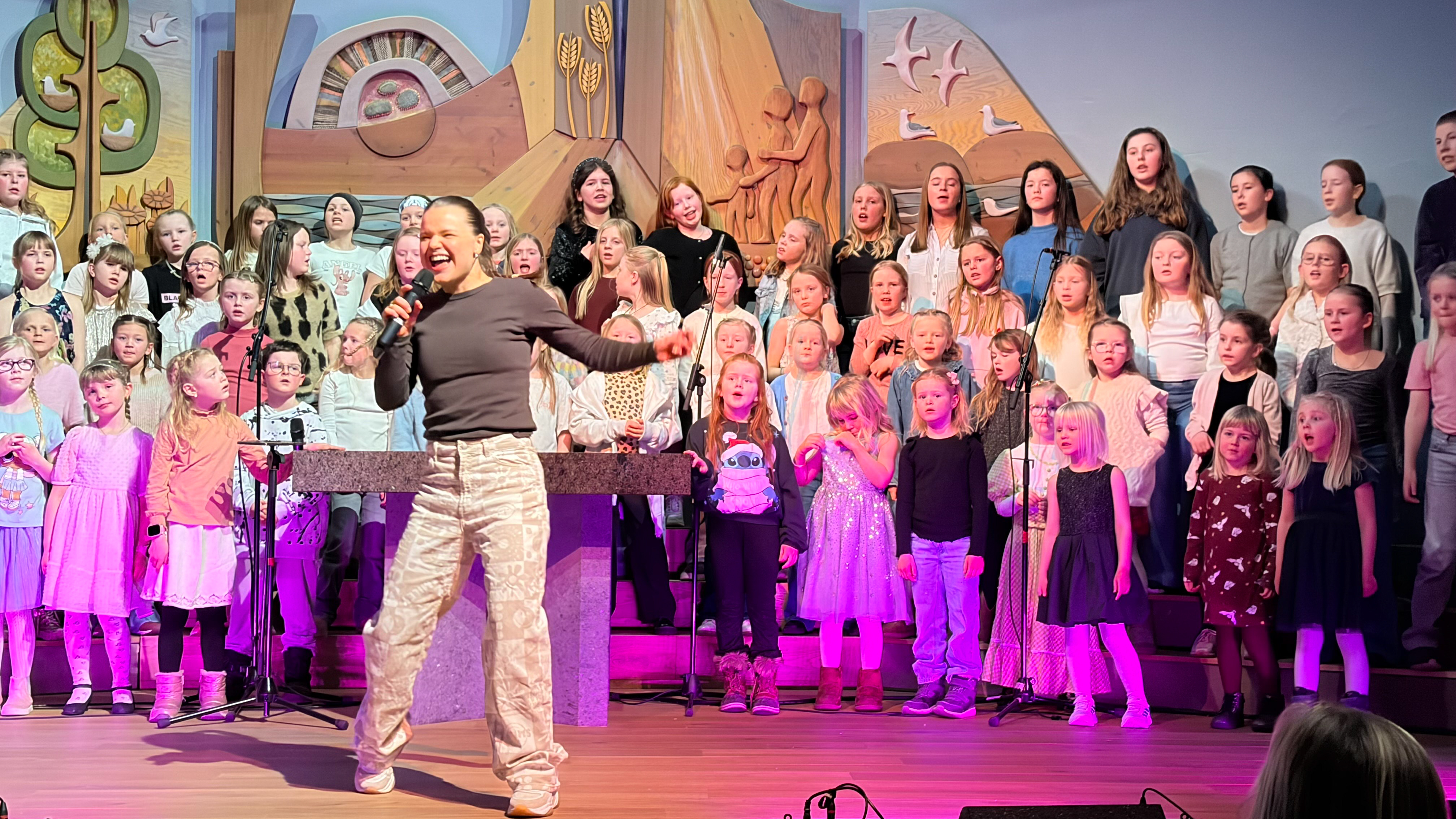 Sangglede: Lokale barnekor samlet i arbeidskirka med Sevenjentene og Lisa Børud. 