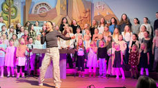 Sangglede: Lokale barnekor samlet i arbeidskirka med Sevenjentene og Lisa Børud.