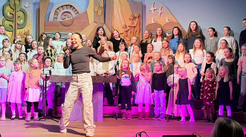 Sangglede: Lokale barnekor samlet i arbeidskirka med Sevenjentene og Lisa Børud.