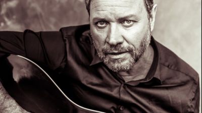 Magnus Grønneberg fra CC Cowboys og programmet "Hver gang vi møtes" holder konsert i Kæbu kirke onsdag 29. okt. kl. 20. Foto: pressebilde